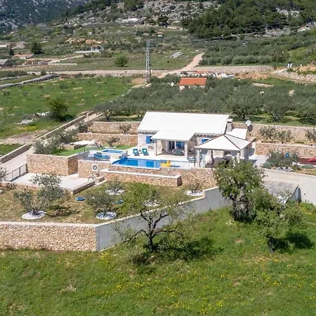 Villa Traditional Stone Poolside In Bol