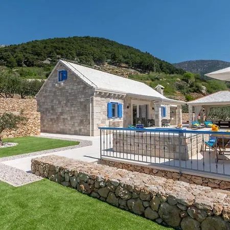 Villa Traditional Stone Poolside In Bol